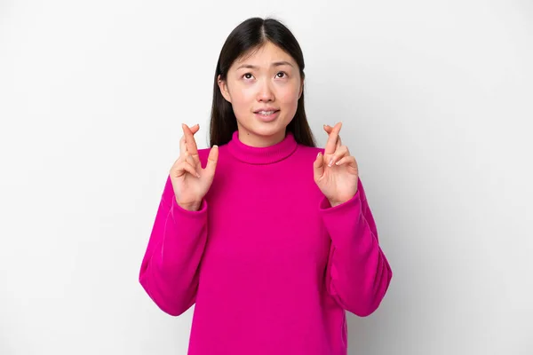 Jovem Chinesa Isolada Fundo Branco Com Dedos Cruzando Desejando Melhor — Fotografia de Stock