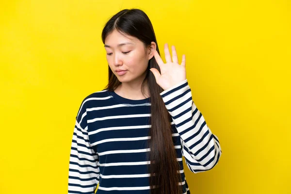 Νεαρή Κινέζα Γυναίκα Απομονωμένη Στο Κίτρινο Φόντο Κάνει Στάση Χειρονομία — Φωτογραφία Αρχείου