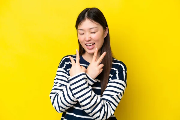 Jovem Chinesa Isolada Fundo Amarelo Sorrindo Mostrando Sinal Vitória — Fotografia de Stock