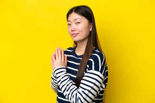 Jovem Chinesa Isolada Fundo Amarelo Planejando Algo — Fotografia de Stock