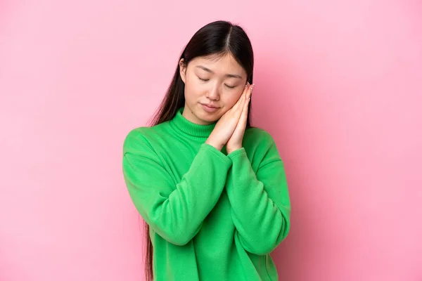 Νεαρή Κινέζα Γυναίκα Απομονωμένη Ροζ Φόντο Κάνοντας Χειρονομία Ύπνου Dorable — Φωτογραφία Αρχείου