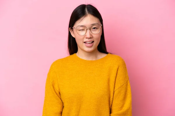 Junge Chinesin Isoliert Auf Rosa Hintergrund Mit Brille Und Glücklichem — Stockfoto