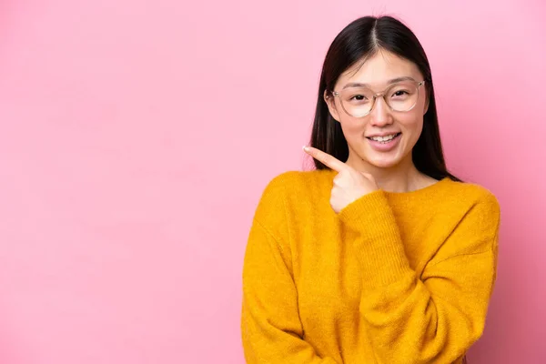 Fiatal Kínai Elszigetelt Rózsaszín Háttér Szemüveggel Mutató Oldalon — Stock Fotó