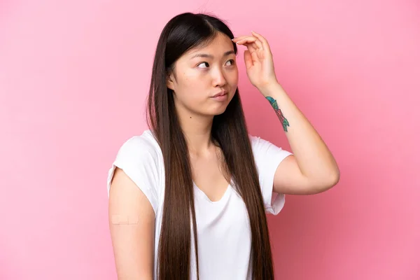 Giovane Donna Cinese Che Indossa Cerotto Isolato Sfondo Rosa Con — Foto Stock