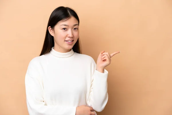 Ung Kinesisk Kvinna Isolerad Beige Bakgrund Pekar Finger Sidan — Stockfoto
