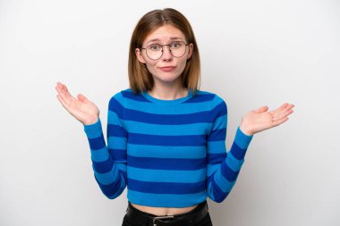 Beyaz arka planda yalnız yaşayan genç İngiliz kadın ellerini kaldırırken şüpheleri vardı.