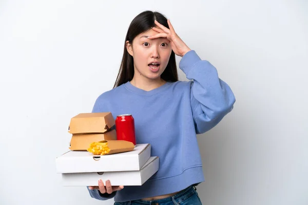 Ung Kinesisk Kvinde Holder Fastfood Isoleret Hvid Baggrund Gør Overraskende - Stock-foto