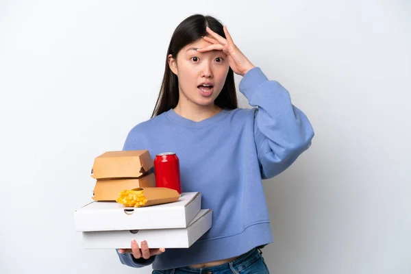 Jeune Femme Chinoise Tenant Fast Food Isolé Sur Fond Blanc — Photo