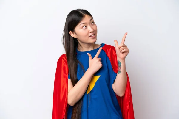 超级英雄中国女人在白色背景下被隔离 用食指指尖着是个好主意 — 图库照片