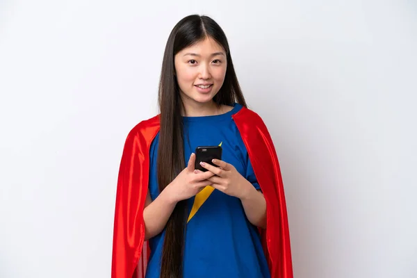 超级英雄中国女人被隔离在白色背景下 用手机传递信息 — 图库照片