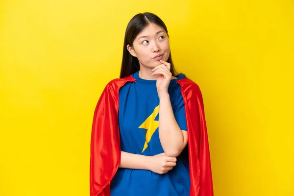 Ung Kinesisk Kvinna Isolerad Gul Bakgrund Superhjälte Kostym Och Tänkande — Stockfoto