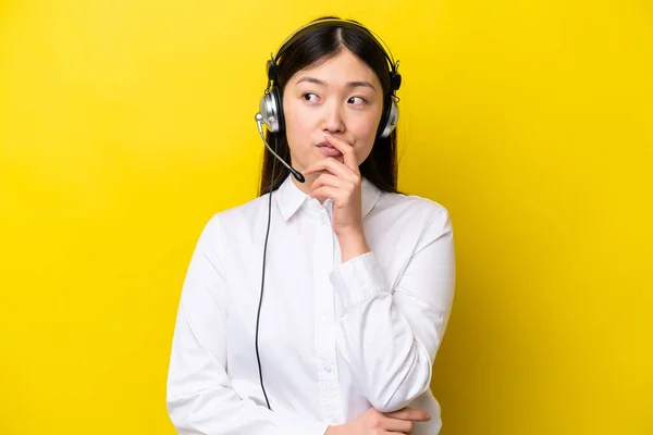 Telemarketer Mujer China Trabajando Con Auricular Aislado Sobre Fondo Amarillo —  Fotos de Stock