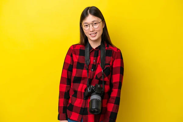 年轻的摄影师 中国女人 戴着黄底眼镜 快乐地与外界隔绝 — 图库照片