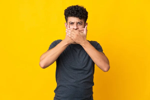 Young Moroccan Man Isolated Yellow Background Covering Mouth Hands — Fotografia de Stock