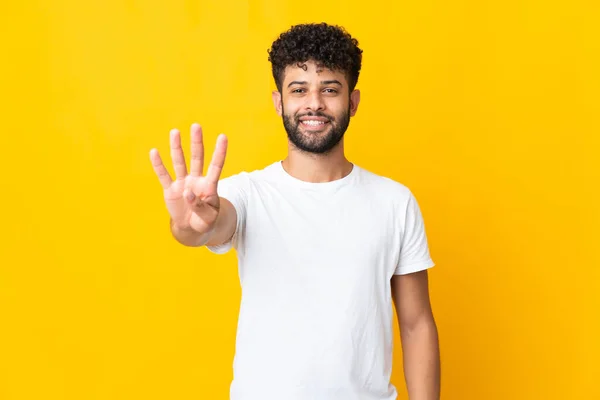 Молодой Марокканский Человек Изолирован Желтом Фоне Счастливы Подсчет Четырех Пальцами — стоковое фото