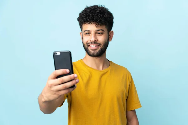 Young Moroccan Man Isolated Blue Background Making Selfie Mobile Phone — Stock fotografie