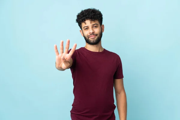 Ung Marockansk Man Isolerad Blå Bakgrund Glad Och Räkna Fyra — Stockfoto