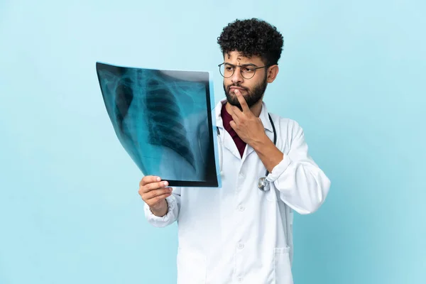 Jovem Traumatologista Marroquino Local Trabalho Isolado Fundo Azul Com Dúvidas — Fotografia de Stock