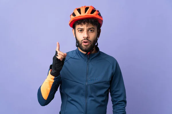 Young Moroccan Cyclist Man Isolated Purple Background Intending Realizes Solution — Foto de Stock