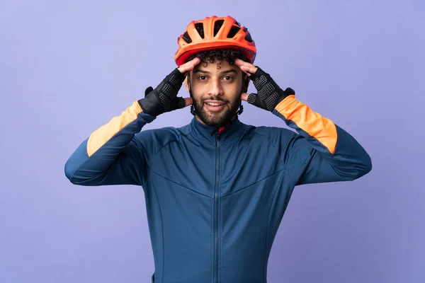 Joven Ciclista Marroquí Aislado Sobre Fondo Púrpura Con Expresión Sorpresa — Foto de Stock