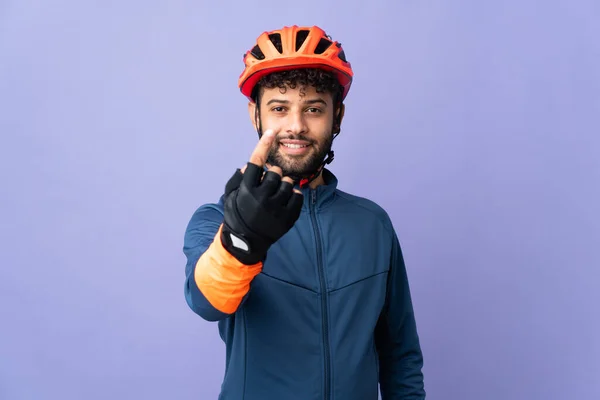 Joven Ciclista Marroquí Aislado Sobre Fondo Púrpura Haciendo Gesto Que — Foto de Stock