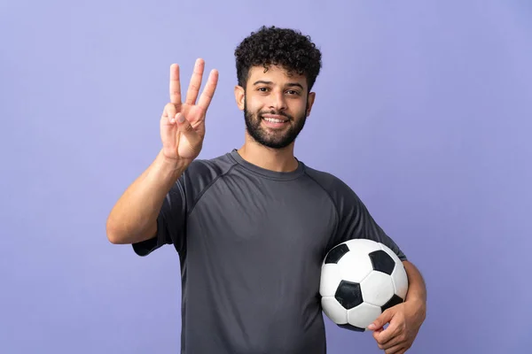 Помітний Марокканський Футболіст Ізольований Пурпуровому Фоні Щасливий Налічує Три Пальцями — стокове фото