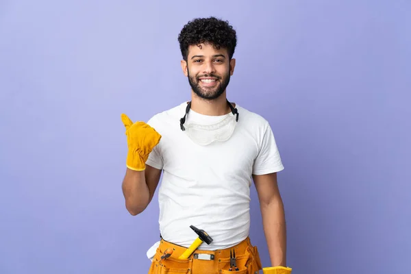 Young Electrician Moroccan Man Isolated Purple Background Pointing Side Present — Stock Fotó