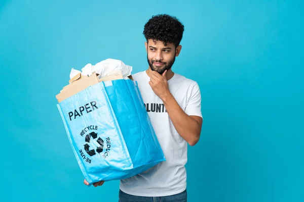 Mladý Maročan Drží Recyklační Sáček Plný Papíru Recyklovat Přes Izolované — Stock fotografie