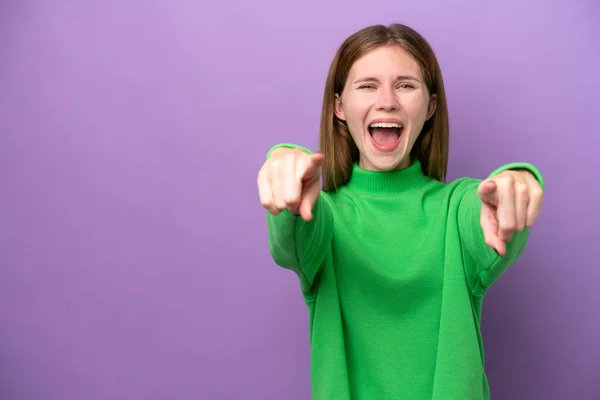 Joven Mujer Inglesa Aislada Sobre Fondo Púrpura Sorprendida Apuntando Frente — Foto de Stock