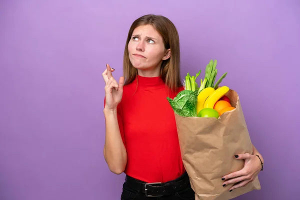 Jonge Engelse Vrouw Met Een Boodschappentas Geïsoleerd Paarse Achtergrond Met — Stockfoto