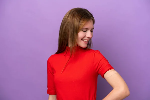 Молодая Английская Женщина Носит Пластыри Изолированы Фиолетовом Фоне Счастливым Выражением — стоковое фото
