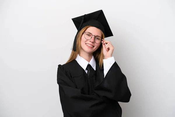 Νεαρή Απόφοιτος Πανεπιστημίου Αγγλίδα Γυναίκα Απομονωμένη Λευκό Φόντο Γυαλιά Και — Φωτογραφία Αρχείου