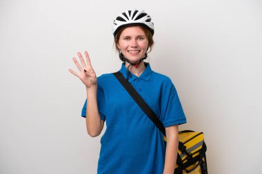 Beyaz arka planda izole edilmiş termal sırt çantalı genç İngiliz kadın mutlu ve parmakları olan dört kişi sayıyor.