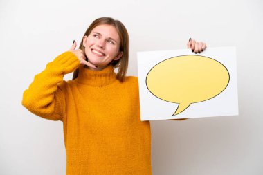 Beyaz arka planda izole edilmiş genç bir İngiliz kadın konuşma balonu ikonlu bir pankart tutuyor ve telefon jesti yapıyor.