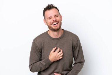 Genç Brezilyalı adam beyaz arka planda izole edilmiş, çok gülümsüyor.