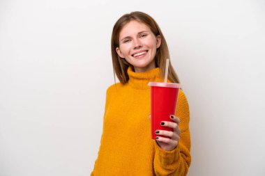Soda tutan genç İngiliz kadın beyaz arka planda mutlu bir ifadeyle izole edilmiş.