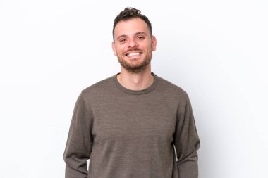 Genç Brezilyalı adam beyaz arka planda izole edilmiş gülüyor.