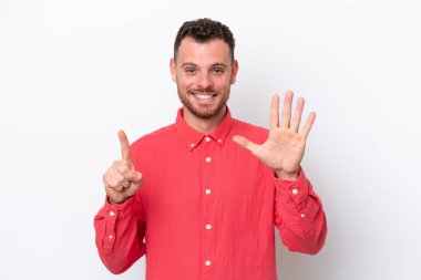 Genç Brezilyalı adam beyaz arka planda izole edilmiş. Parmakları olan altı kişi saydım.