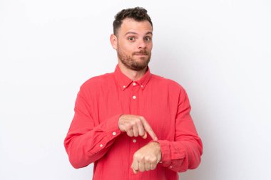 Genç Brezilyalı adam beyaz arka planda izole edilmiş, geç kalma jesti yapıyor.