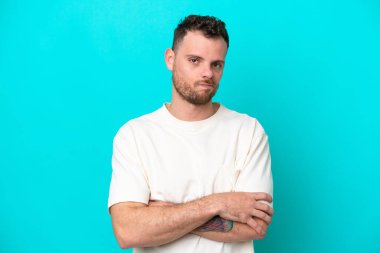 Genç Brezilyalı adam mavi arka planda kendini yalnız hissediyordu.