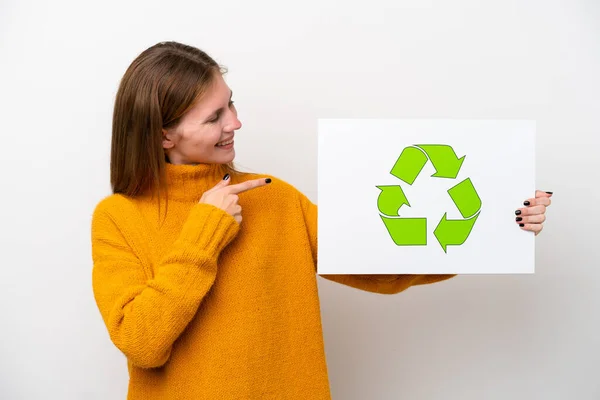 Молода Англійська Жінка Ізольована Білому Тлі Тримає Плакат Іконою Переробки — стокове фото