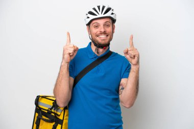 Beyaz arka planda izole edilmiş termal sırt çantalı genç Brezilyalı adam harika bir fikre işaret ediyor.