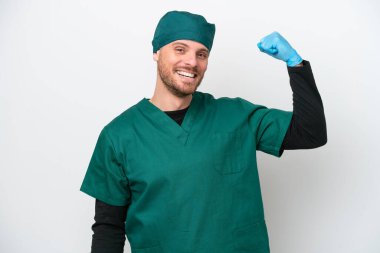 Cerrah Brezilyalı yeşil üniformalı adam beyaz arka planda izole edilmiş güçlü bir jest yapıyor.