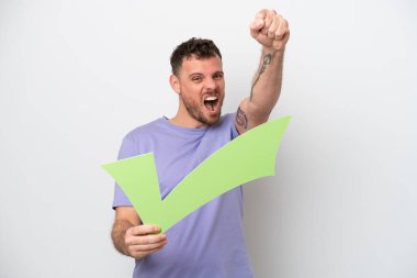 Beyaz arka planda izole edilmiş genç Brezilyalı bir adam elinde bir çek ikonu tutuyor ve zaferi kutluyor.