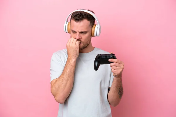 Joven Brasileño Jugando Con Controlador Videojuegos Aislado Sobre Fondo Rosa —  Fotos de Stock