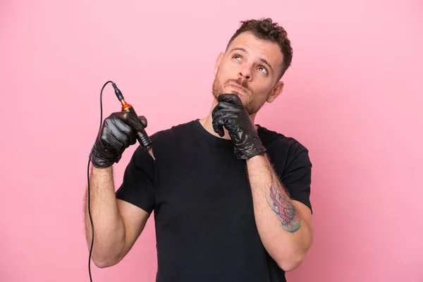 Tattoo Artist Brazilian Man Isolated Pink Background Having Doubts — 스톡 사진