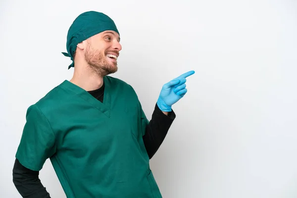 Chirurg Braziliaanse Man Groen Uniform Geïsoleerd Witte Achtergrond Wijzende Vinger — Stockfoto