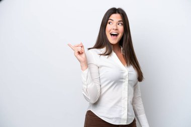 Beyaz arka planda izole edilmiş genç Brezilyalı kadın parmağını kaldırarak çözümü anlamaya çalışıyor.