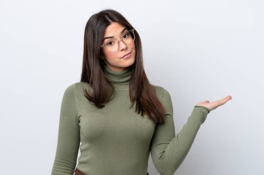 Beyaz arka planda izole edilmiş genç Brezilyalı kadın kuşkuları var.