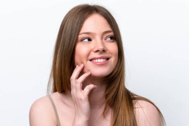 Beyaz arka planda soyutlanmış beyaz bir kadın. Portre